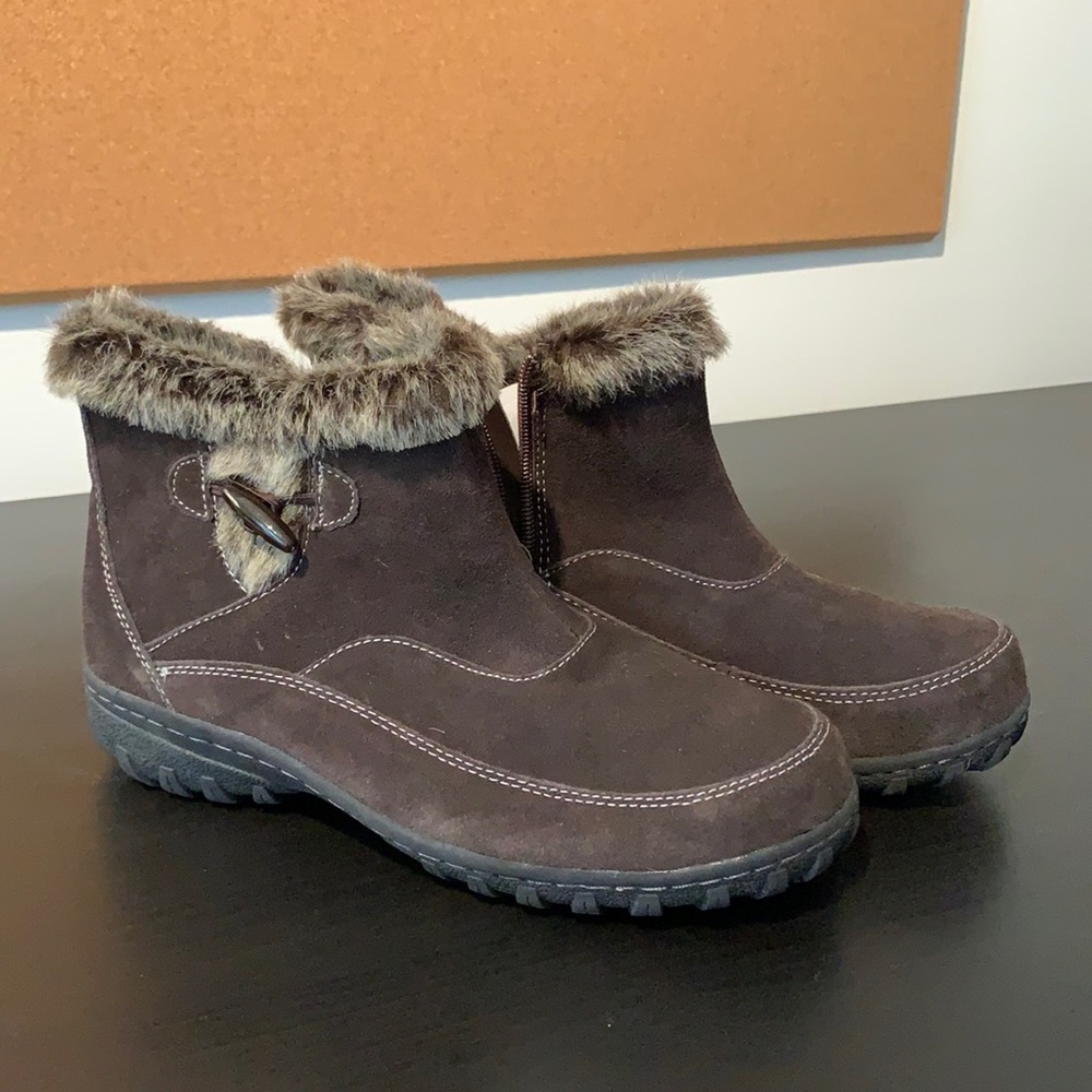 Khombu Gracie boot size 8. New with tags.